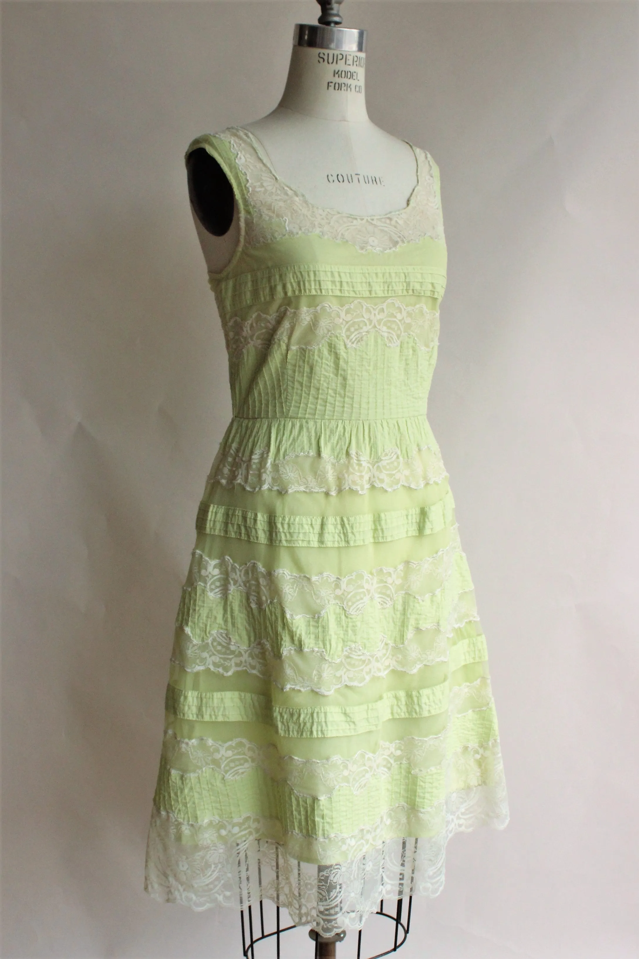 Lithe ( Anthropologie) in green with lace trim, Size 8