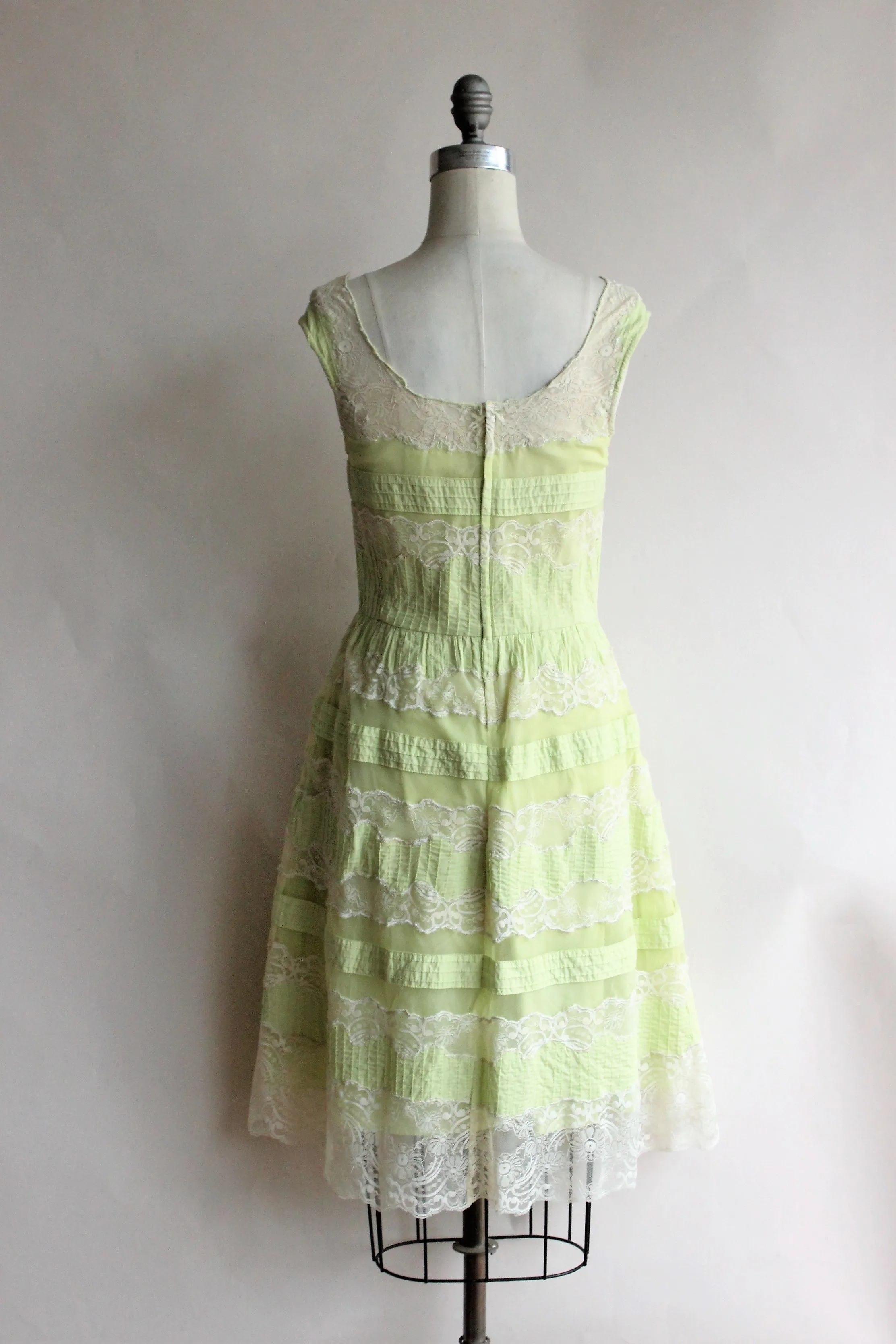 Lithe ( Anthropologie) in green with lace trim, Size 8