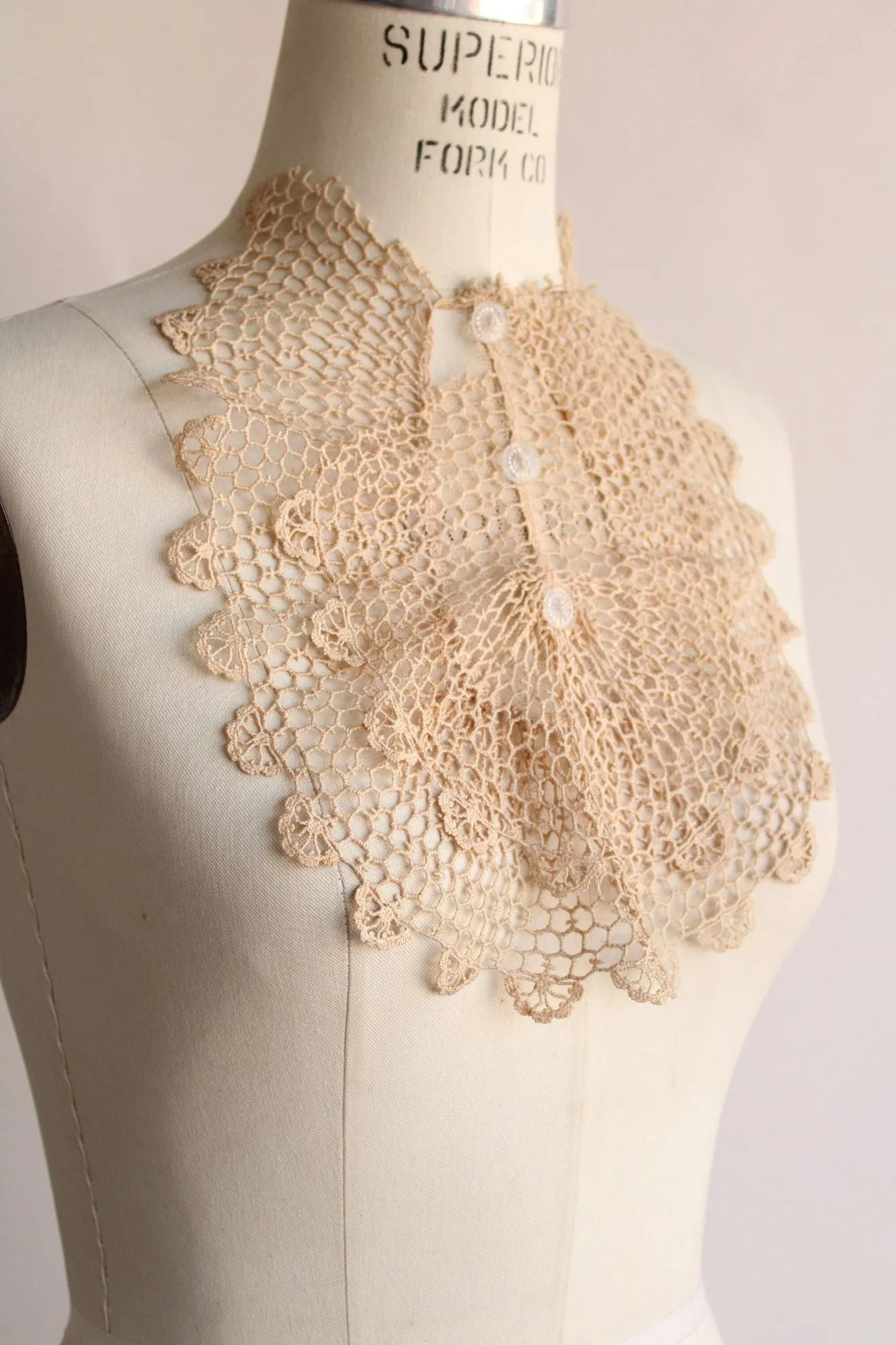 Vintage 1930s 1940s Lace Collar, Ivory or Beige Jabot with Buttons